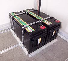 Batterien fixiert mit Metallbndern ...