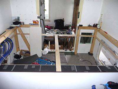 Oben die Auflage fr den Bett-Lattenrost, unten die Auflagen fr den Zwischenboden