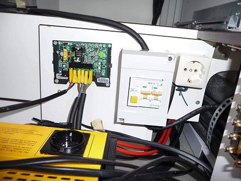 Anschlsse Solarpanels im Solarregler, daneben der FI-Schutzschalter