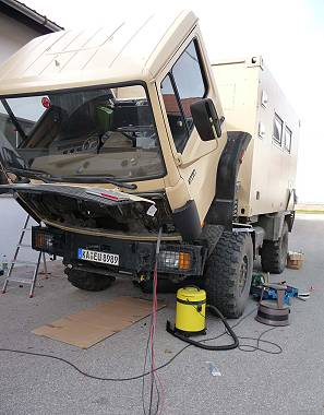 Endlich wieder ein Loch im Boden: Kabeldurchfhrung zum Fahrerhaus