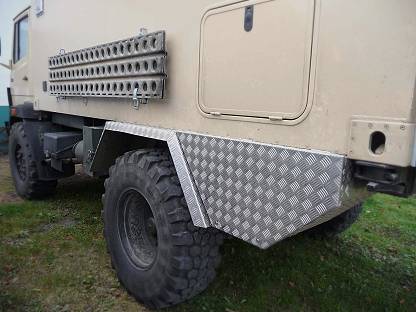 Deckel schließen mit Edelstahl-Scharnieren und Edelstahl-Schlössern Deckel schließen mit Edelstahl-Scharnieren und Edelstahl-Schlössern