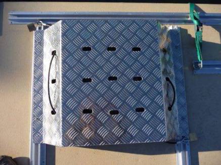 Dachluken-Haube, mit Stahlseil und Vorhängeschlössern gesichert ... Dachluken-Haube, mit Stahlseil und Vorhängeschlössern gesichert ...