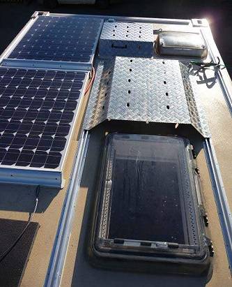 Dachluken-Hauben geöffnet - langsam wird es voll auf dem Dach! Dachluken-Hauben geöffnet - langsam wird es voll auf dem Dach!