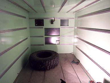 Der leere Shelter mit den Befestigungsschienen ...