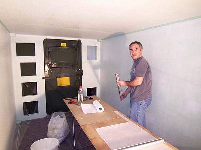 Abziehen des berschssigen Klebers mit einer Aluleiste ...