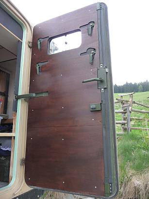 Nachisolierung: Verkleidungsplatte fixiert die Isolierung, so dass kein Kondenswasser mehr an der Tr auftreten kann