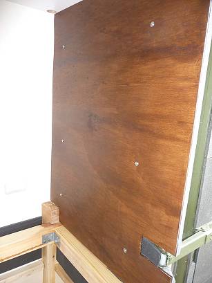 Verkleidungsplatte verhindert, dass Luft zwischen sich lsender Isolierung und der Wand gelangt