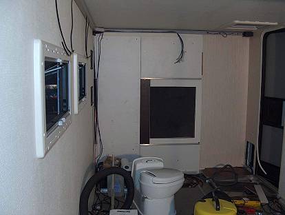 Erster Mbelsteher fr die Kche ist geschraubt