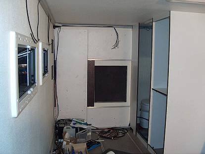 Rechte Schrankwand und Zwischenboden gesellen sich dazu ...