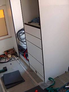 Im Schrank sind alle Schubladen montiert ...