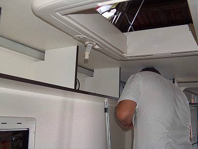 Danach folgen die Trennwnde fr die Deckenfcher ...