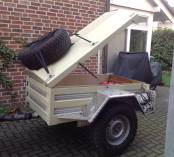 Deckel vorn angeschlagen und mit Gasdruckdmpfern angehoben