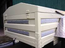 Vor den Kotflgeln rechts und links jeweils zwei Airline Schienen 