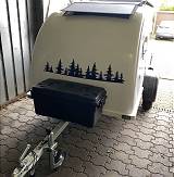 Wasserdichte Deichselbox und dreiteilige Solarpanel auf dem Hngerdach