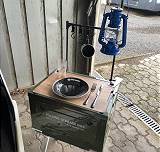 Untergestelle als Tische, Deckel mit Holzplatten als Schneidbretter