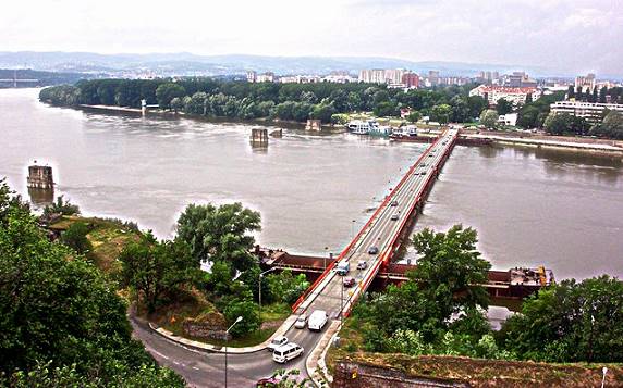 ... nach Novi Sad: Die Pontonbrücke ...