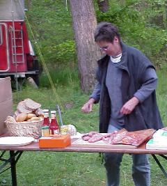 Astrid Schmitz bereitet die Steaks vor (18 KB)