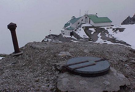 ... und runter vom Gipfelkreuz auf die Station ...