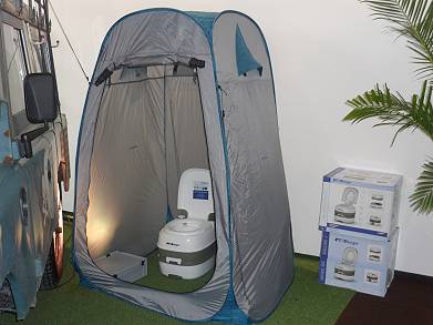 ... mit znftiger Outdoor-Toilette ...