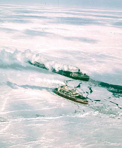 Luftbild von Schwerarbeitern: Die MANHATTAN und ihr kanadischer Begleiter ...