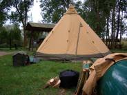 Das Tipi wird aufgestellt ...