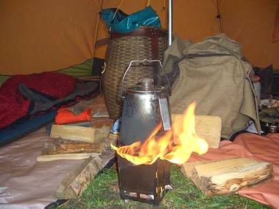 ... mit dem Hobo-Ofen im Tipi ... ...