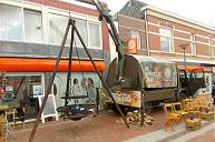 Armeelaster mit Schwenkgrill am Kran ... Armeelaster mit Schwenkgrill am Kran ...