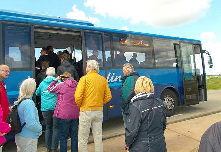 Pendelbus fährt pünktlich ... Pendelbus fährt pünktlich ...