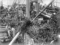 Transport wie Sardinen: Überfahrt mit tausenden Soldaten ...