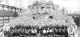 Besatzungsfoto: Auch Krankenschwestern ganz vorne ...