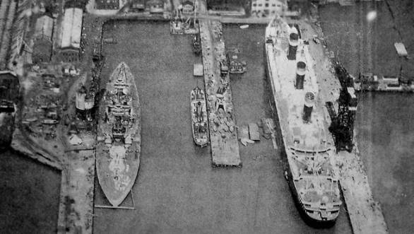 In der Werft: LEVIATHAN (rechts) neben dem Schlachtschiff WEST VIRGINIA ... 