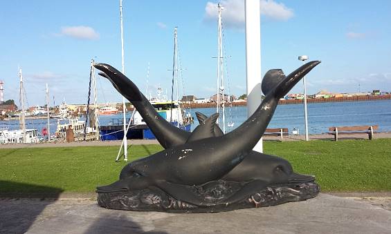 Delfin-Skulptur auf dem Weg zum Yachthafenrestaurant