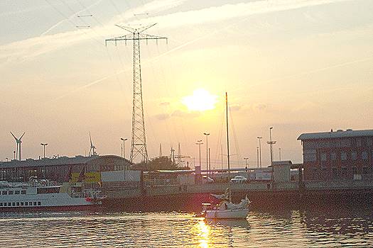 Die „Infinite Loop“ kommt mit dem Sonnenuntergang in Emden an