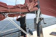 Arbeit an der Segelstellung ... Arbeit an der Segelstellung ...