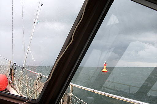 Fahrwassertonne 12: Erst ab hier zeigt die Nordsee, was gerade auf ihr los ist ...