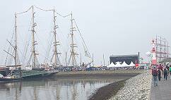 Kruzenshtern und Sedov (rechts) ...