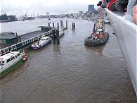 Schlepper helfen beim Ablegen ...