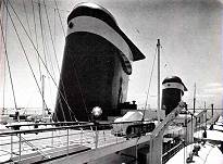 SS AMERICA mit vorderer Schornstein-Attrappe ...