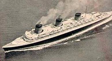 NORMANDIE: Schornstein-Attrappe hinten