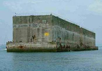 Auch heute noch sichtbar: Die Pontons vom D-Day ...