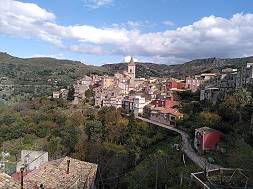Ich k�ndigte meine Wohnung und fuhr los: Historisches Bergdorf Novara di Sicilia