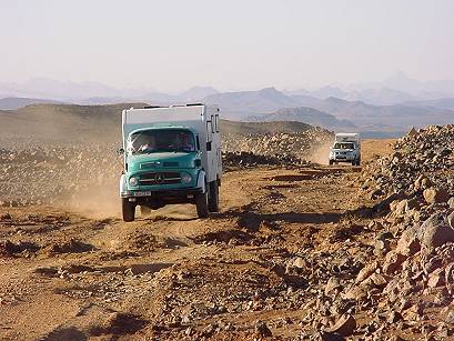 "Der Wagen rast mit hundert Stundenkilometern ber eine Kuppe ..."
