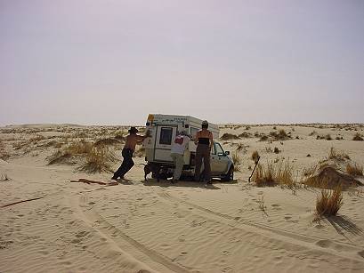 ... und trainiert, wie man einen Nissan schiebt ...