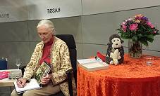 Beim Signieren immer dabei: Der Original Mr. H. junior ...