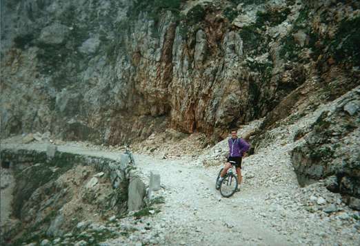Lars an der Auffahrt zum Monte Pasubio ...