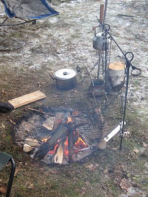 Kontrolliertes Kochfeuer mit multifunktionalem Brat-, Koch- und Grillrost ...