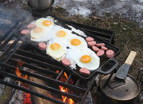 DAS ist ein  Frühstück! Gusseiserne Bratplatte auf offenem Feuer ...