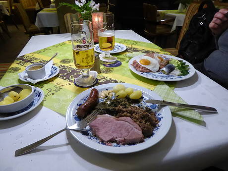 Grnkohl mit Pinkel, Labskaus und etliche Becks Pils ...