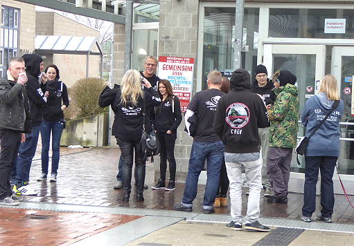 Die Sea Shepherd-Fans sammeln sich ...