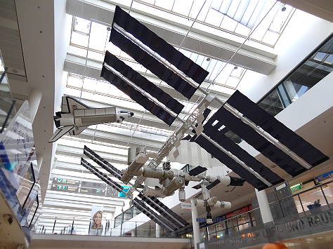 Etwas grer als im heimischen Miodellkeller: Die ISS am Flughafen Bremen ...